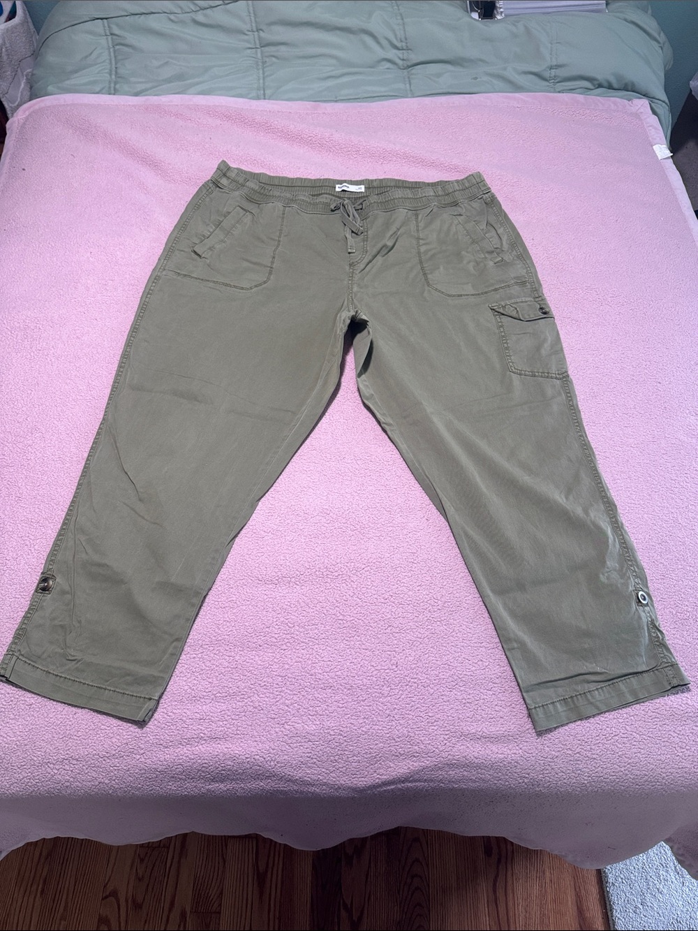 Sonoma Olive Cargo Capri Pants
